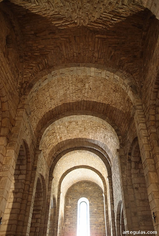 Iglesia del Monasterio de Obarra: nave central hacia los pies del templo