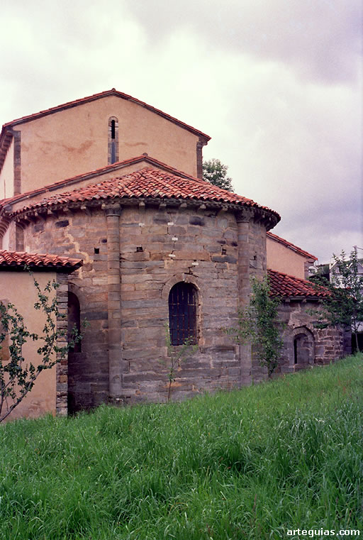 Exterior de la cabecera del Monasterio de Obona, Asturias