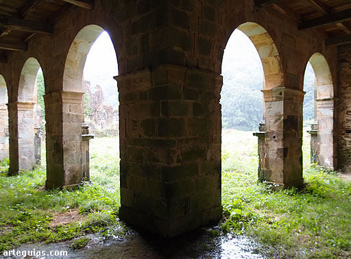 Monasterio de Obona: pandas del claustro del Monasterio de Santa Mar&iacute;a la Real de Obona