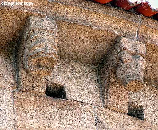 Canecillos con cabezas de le&oacute;n y cabra