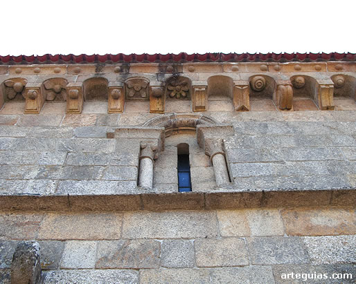 Muro norte de la iglesia del Monasterio de San Pedro de Ramir&aacute;s. Ventanal tipo portada y alero con arquillos sobre canecillos
