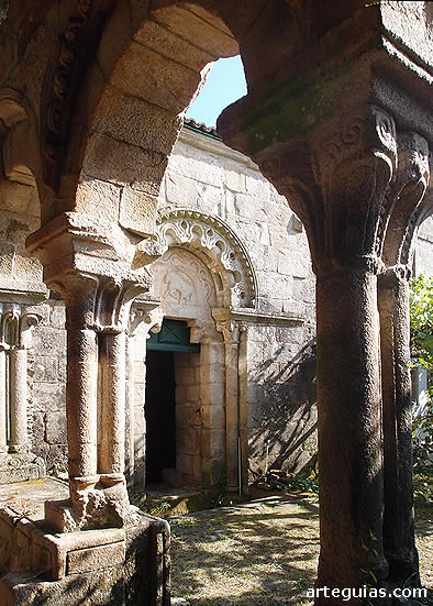 La puerta norte de San Salvador de Camanzo vista desde el interior de la sala capitular