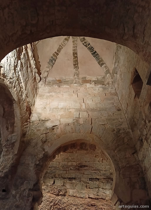 Una de las dos estancias o &aacute;bsides de la cabecera. La b&oacute;veda es moz&aacute;rabe del siglo X