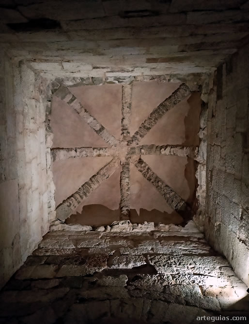 B&oacute;veda esquifada moz&aacute;rabe con nervios coincidentes en el centro de uno de los &aacute;bsides