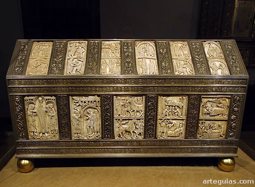 Reproducci&oacute;n de la arqueta relicario de San Mill&aacute;n con las tablillas de marfil de mediados del siglo XII