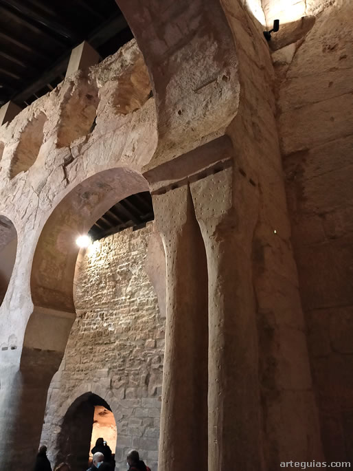 Arco triufal de uni&oacute;n entre la cabecera y las dos naves