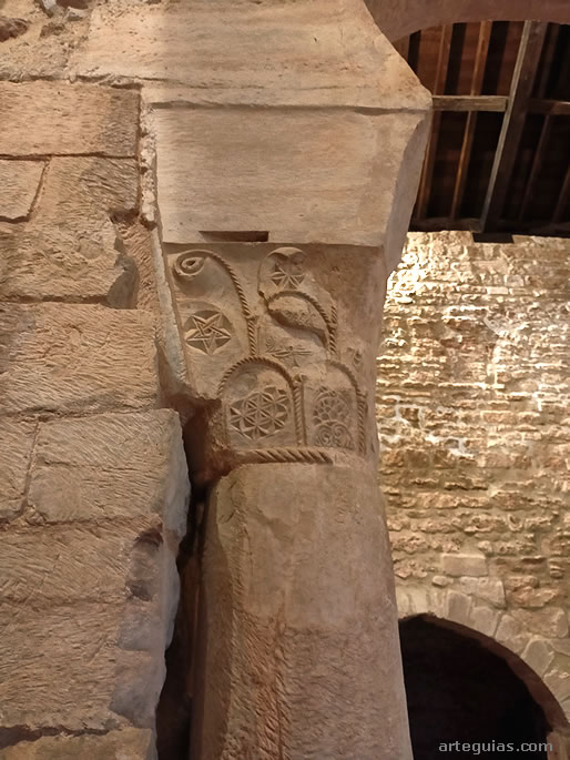 Una de las columnas moz&aacute;rabes que se salv&ccedil;o del incendio de Almanzor