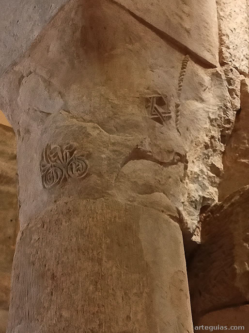 Capitel moz&aacute;rabe que ha conservado algo de sus relieves. El resto se perdi&oacute;  durante el incendio del a&ntilde;o 1002