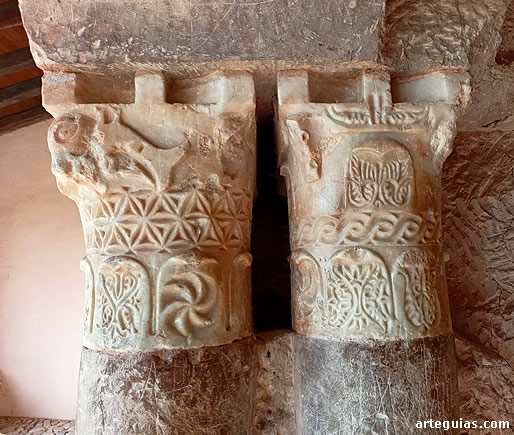 Capiteles de la puerta de la iglesia de Suso