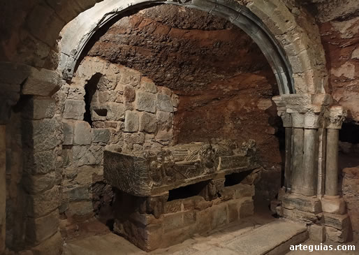 Cueva llamada Oratorio de San Millan donde se coloc&oacute; el magn&iacute;fico cenotafio rom&aacute;nico