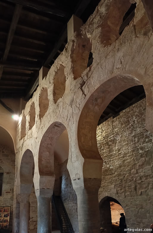 Interior de la iglesia del Monasterio de Suso: arquer&iacute;a  de divisi&oacute;n de las dos naves