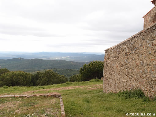 El lugar elegido para la erecci&oacute;n del Monasterio de Tentud&iacute;a es estrat&eacute;gico por dominar las sierras del sur de Badajoz y norte de Huelva