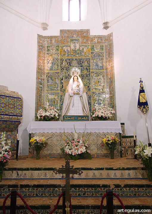Monasterio de Tentud&iacute;a: capilla norte con sus curiosas trompas y varios sarc&oacute;fagos de personajes pertenecientes a la Orden Militar de Santiago