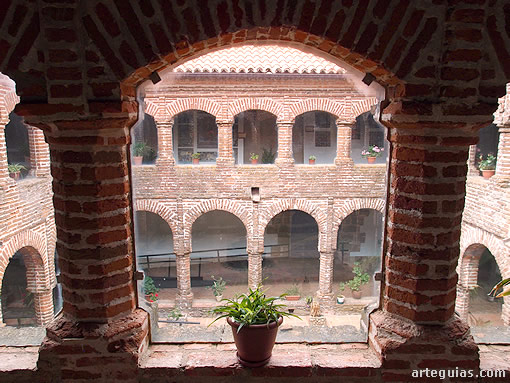 Vista del claustro de Tentud&iacute;a desde el piso superior