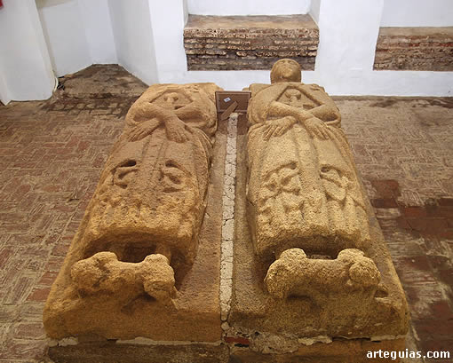 Sarc&oacute;fagos de caballeros santiaguistas en la capilla norte