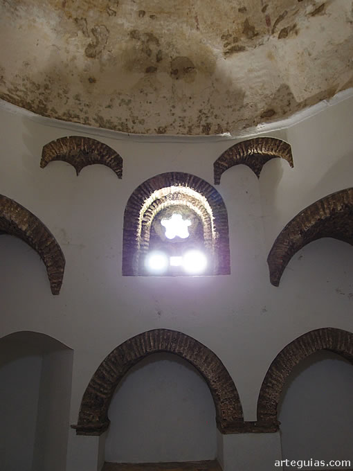 Capilla norte con rasgos mud&eacute;jares y una c&uacute;pula alzada sobre numerosas trompas