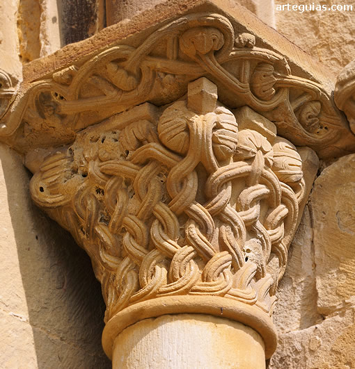 Uno de los capiteles de la puerta