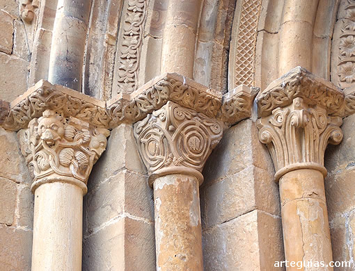 Monasterio de Zamartze: columnas oeste de la portada