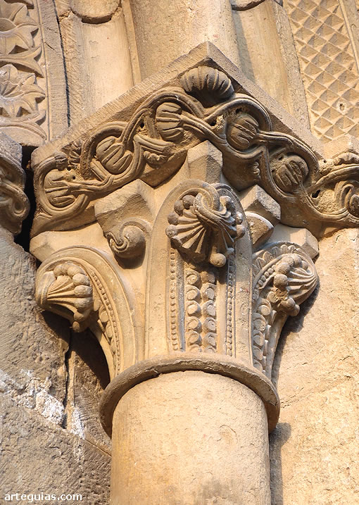 Capitel de la puerta