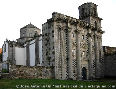 Espectacular fachada barroca de la iglesia. Santa Mar&iacute;a de Monfero