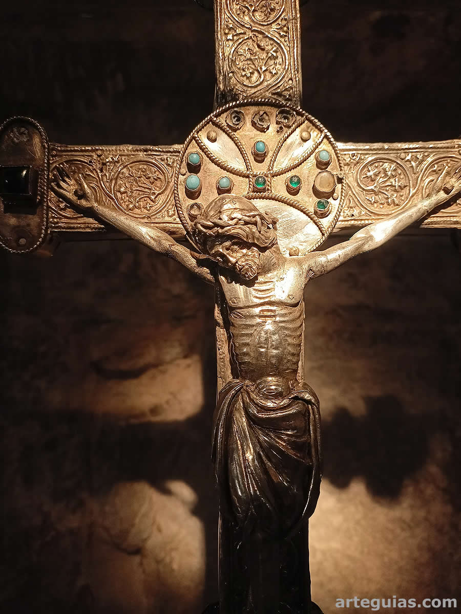 Cruz procesional g&oacute;tica en el museo