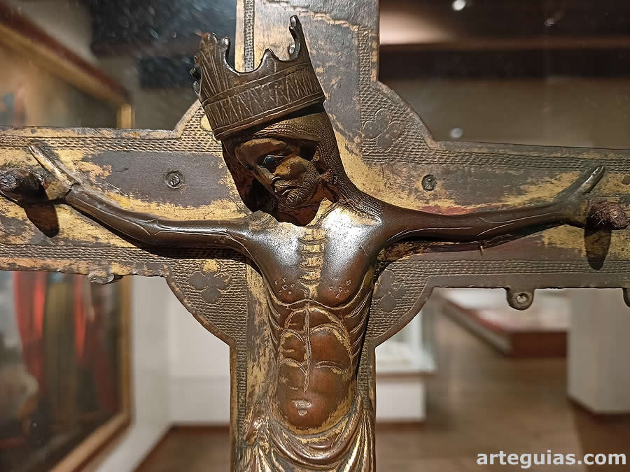 Cruz de bronce rom&aacute;nica en el museo del monasterio