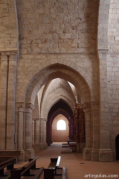 Nave lateral norte de la iglesia vista desde el brazo del transepto