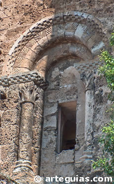 Ventanal rom&aacute;nico de la fachada occidental