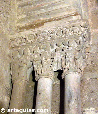 Columnas rom&aacute;nicas junto al claustro. Monasterio de O&ntilde;a.