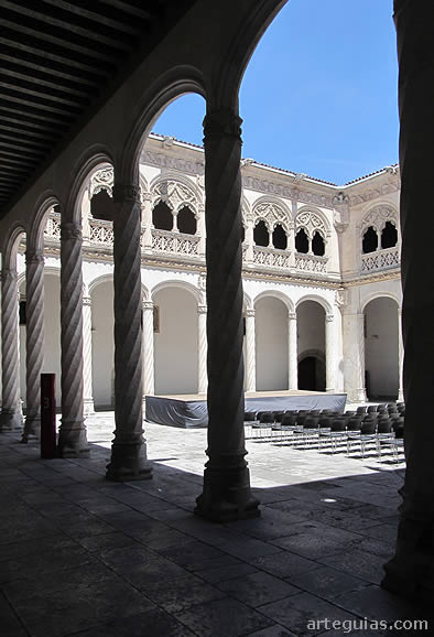 Magn&iacute;fico aspecto del patio del Colegio de San Gregorio