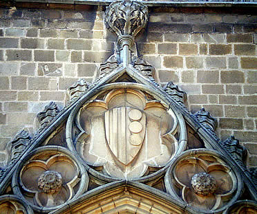 Escudo de la Casa de Montcada en la portada principal