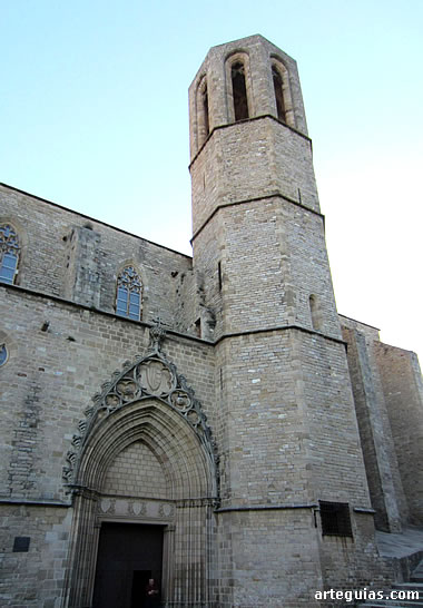 Portada principal y torre-campanario