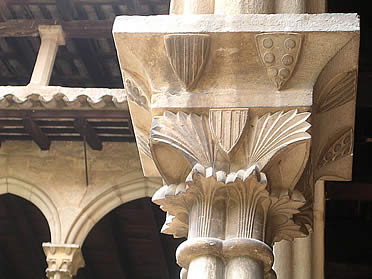 Detalle de un capitel del claustro