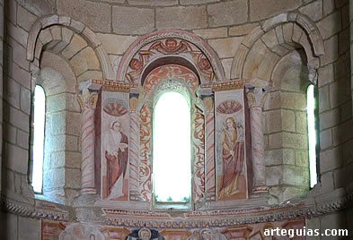 Ventanales del &aacute;bside central con sus pinturas
