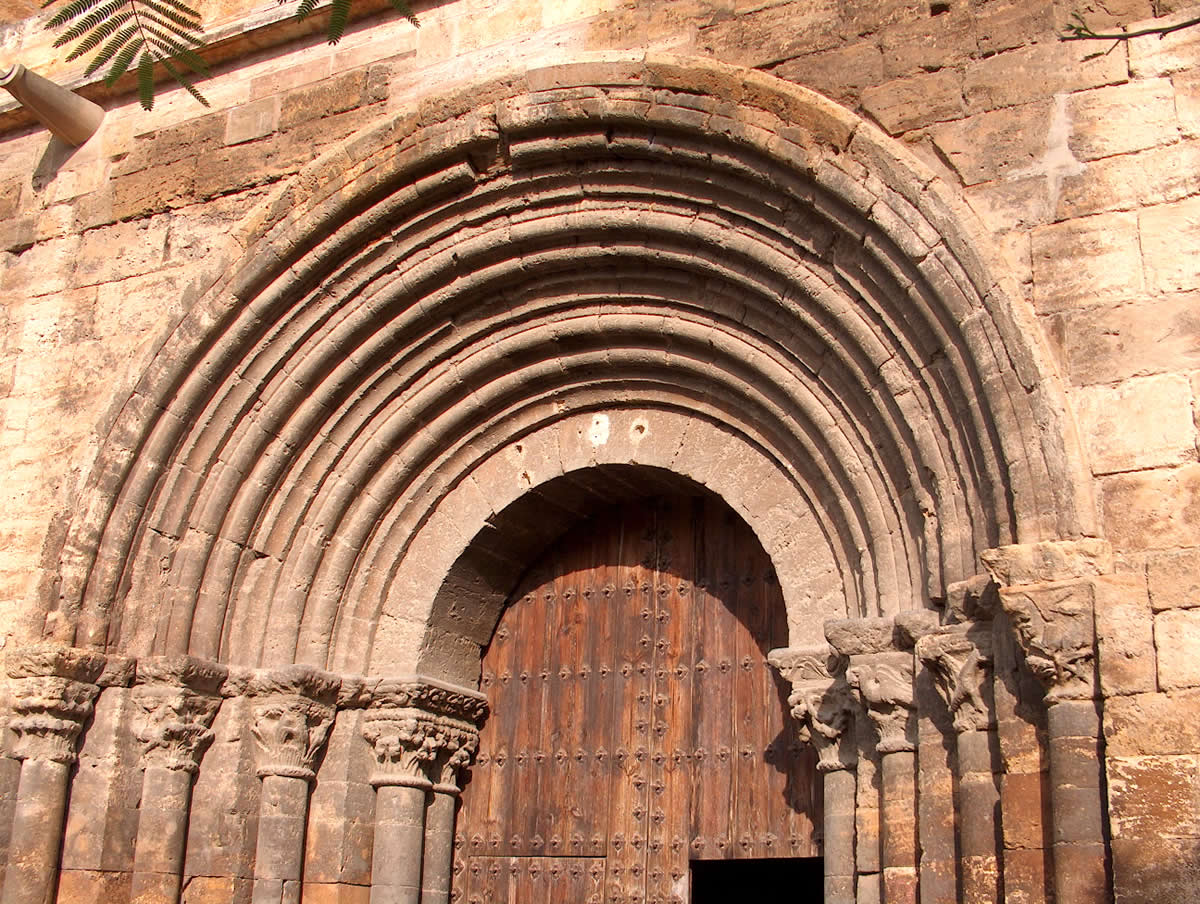 Portada rom&aacute;nica occidental de la iglesia mon&aacute;stica