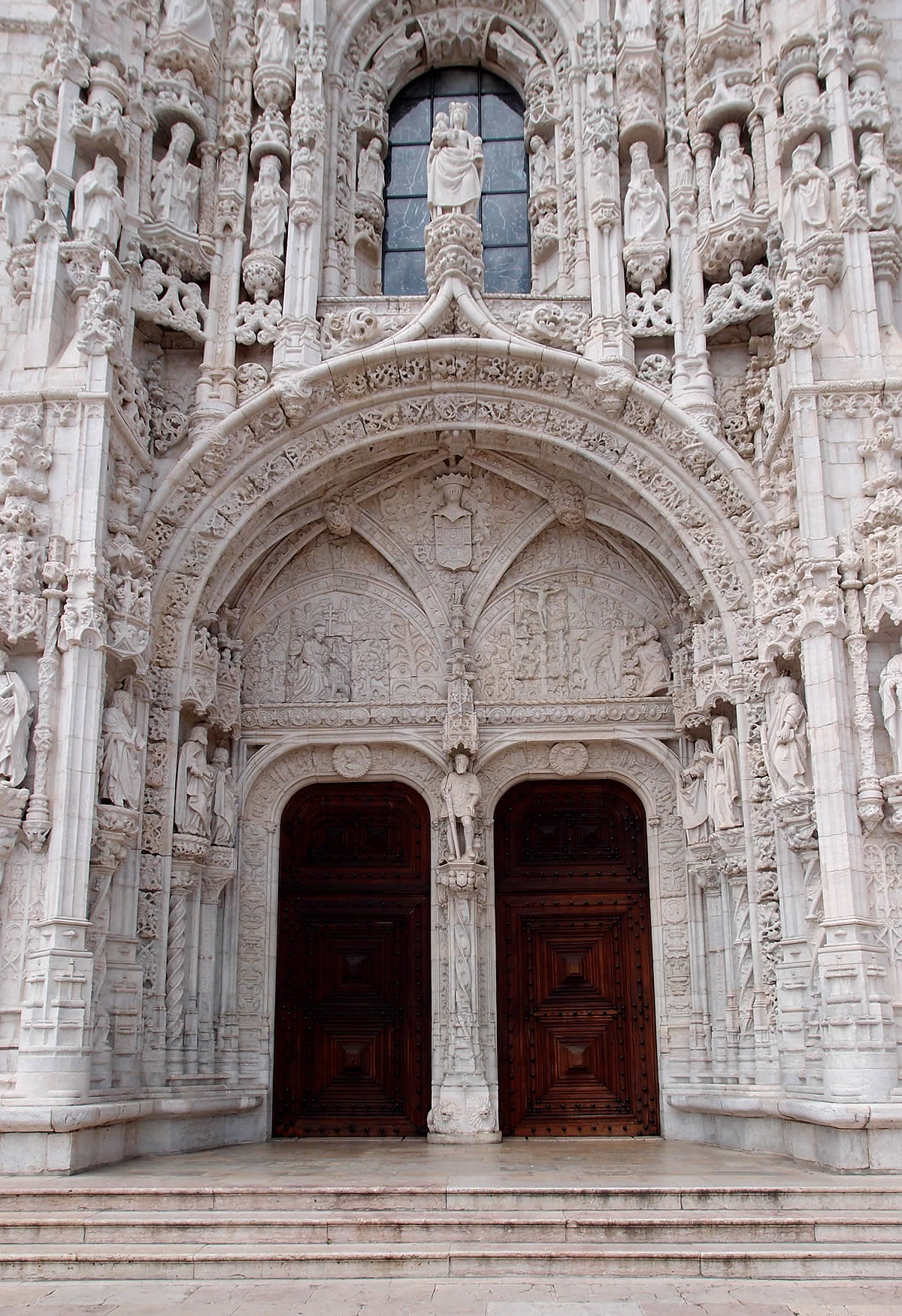 Portada sur de la iglesia monacal
