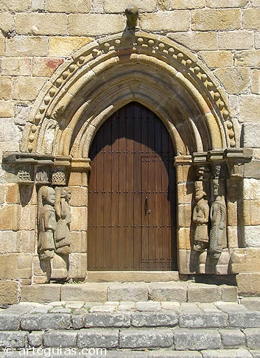 Portada de Nuestra Se&ntilde;ora del Azogue, en Puebla de Sanabria