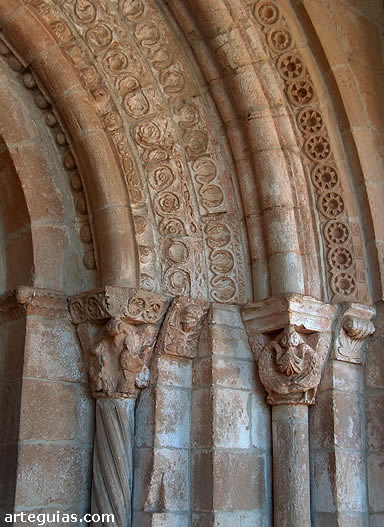 Puerta de la iglesia abacial