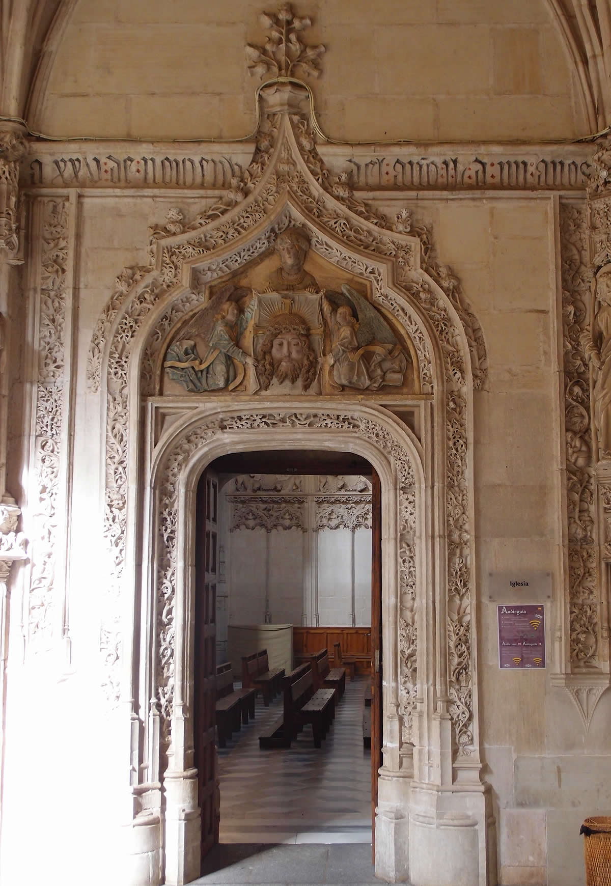Puerta de comunicaci&oacute;n entre el claustro y la iglesia