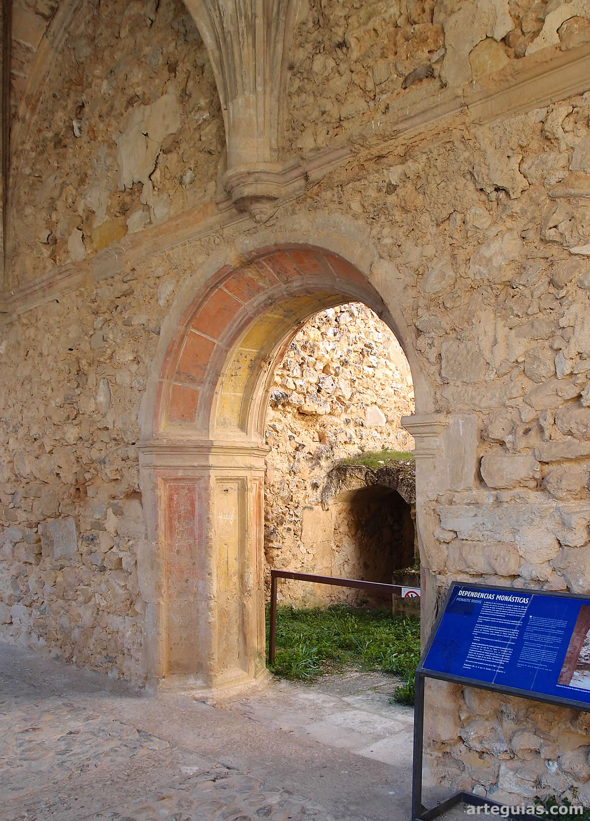 Puerta renacentista del siglo XVI a la escalera de la planta de conversos