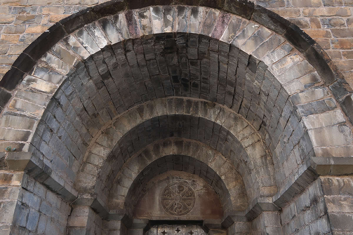 Puerta oeste con su crism&oacute;n