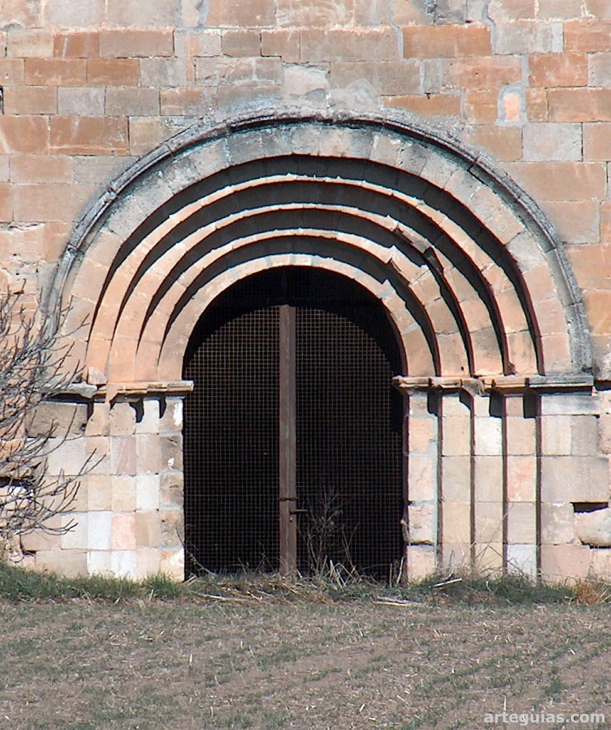 Puerta románica del brazo sur del transepto de la iglesia monacal