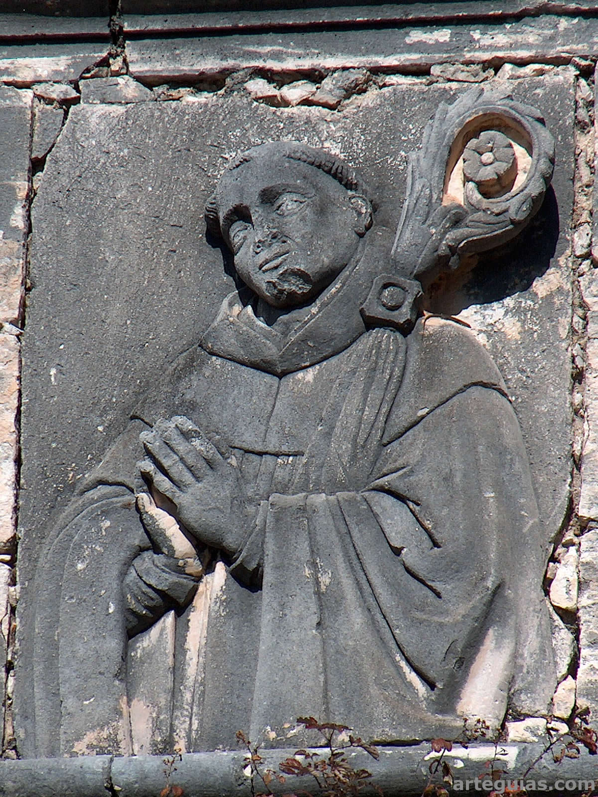 Relieve de San Bernardo de Claraval en la portería