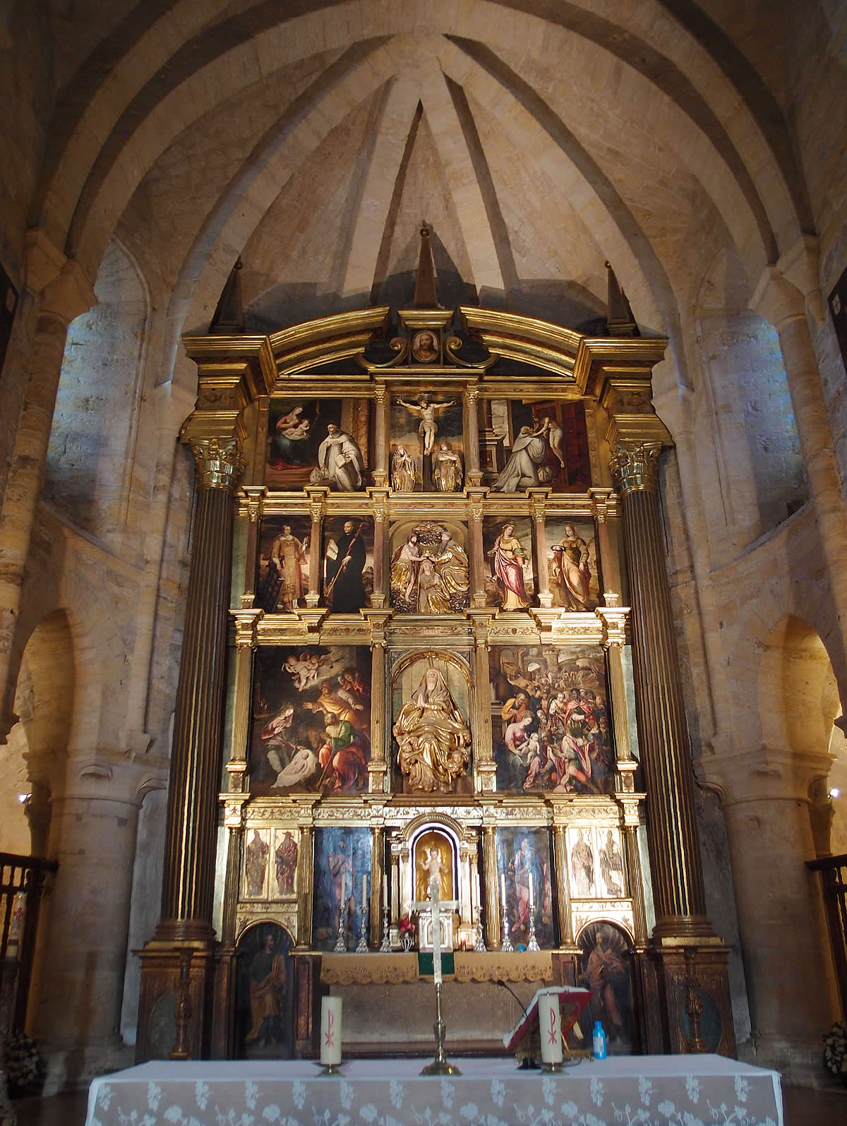 Retablo colocado en la capilla mayor de la iglesia monastica