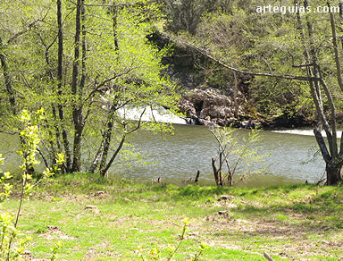 El monasterio se ubica  junto a las aguas del r&iacute;o Arlanza