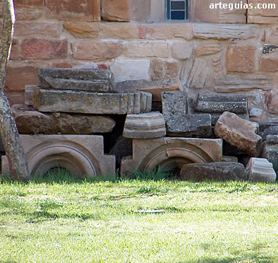 Piezas sueltas procedentes de las ruinas