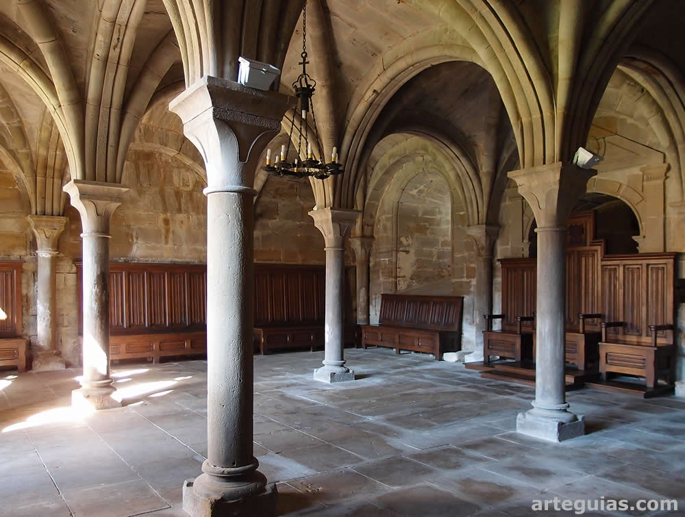 Columnas, arcos y bóvedas de la sala capitular