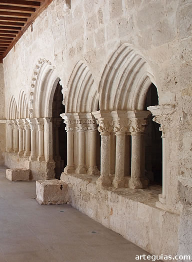 Monasterio de Santa Mar&iacute;a la real de T&oacute;rtoles de Esgueva: entrada a la sala capitular