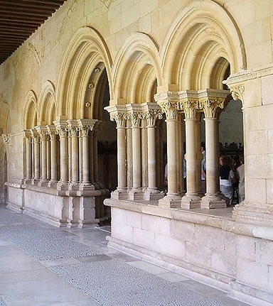 San Andr&eacute;s de Arroyo: ingreso y vanos de iluminaci&oacute;n de la sala capitular