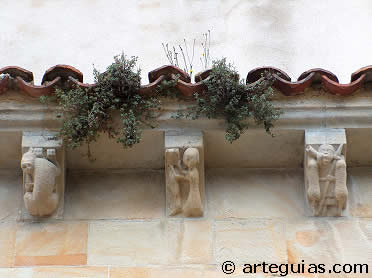 Canecillos historiados